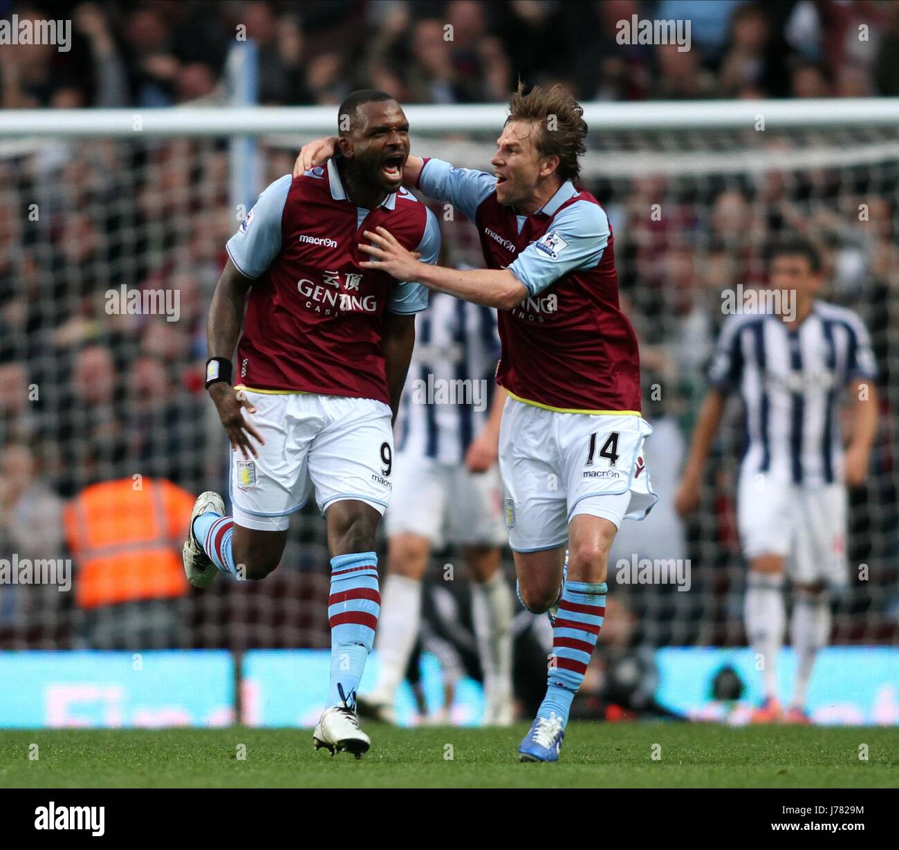 DARREN BENT CÉLÈBRE SON GOA ASTON VILLA V WEST BROMWICH AL BIRMINGHAM ENGLAND UK 30 Septembre 2012 Banque D'Images