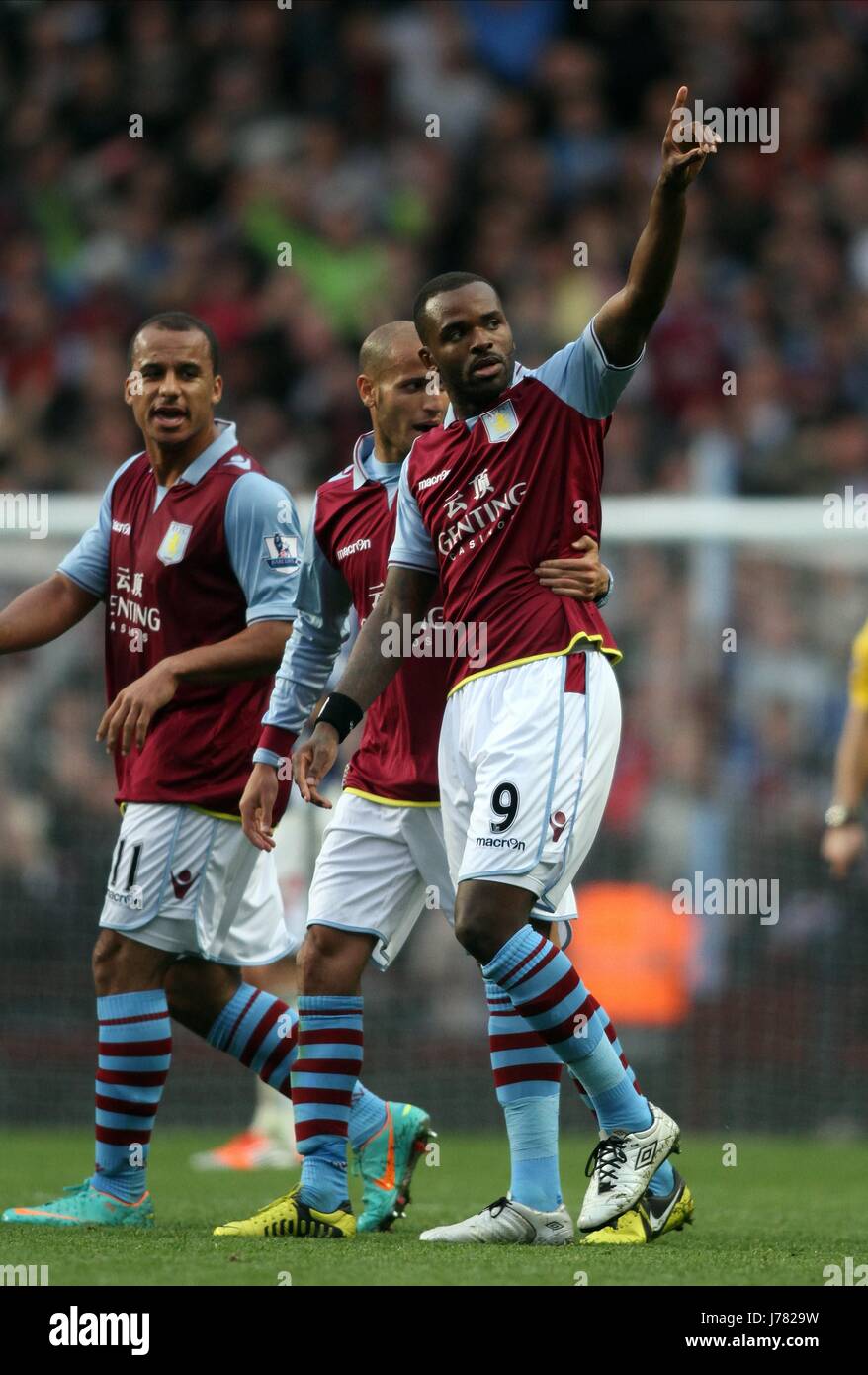 DARREN BENT CÉLÈBRE SON GOA ASTON VILLA V WEST BROMWICH AL BIRMINGHAM ENGLAND UK 30 Septembre 2012 Banque D'Images