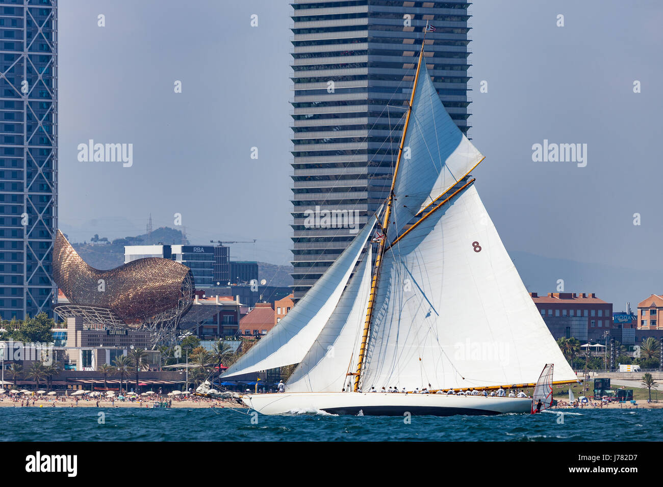 Le bateau classique à Moonbeam IV avec l'arrière-plan de Barcelone Banque D'Images