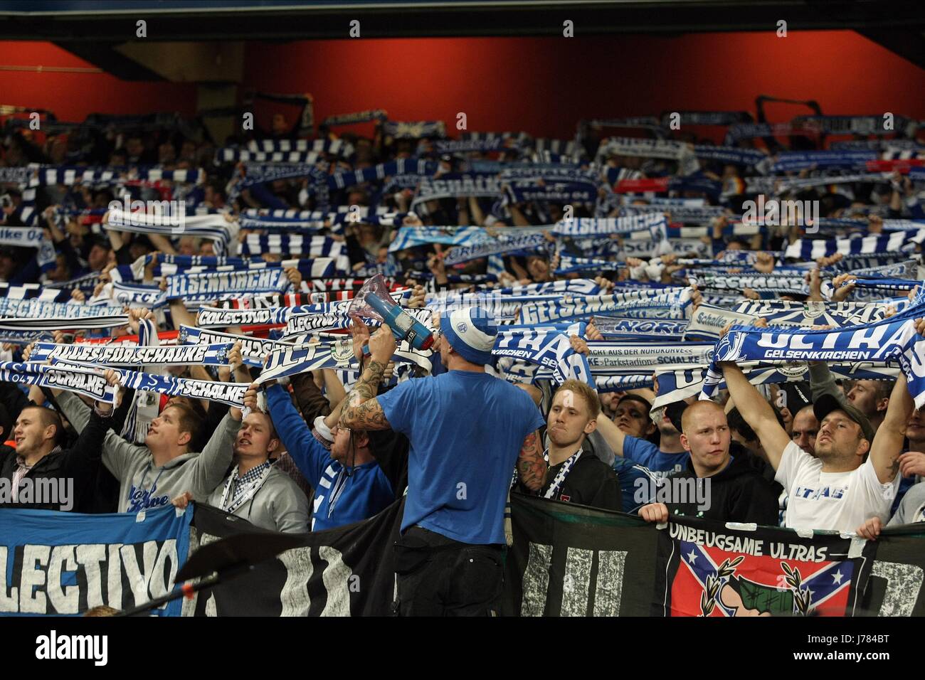 SCHALKE 04 FANS FANS DE FOOTBALL Londres Angleterre Royaume-uni 24 Octobre 2012 Banque D'Images