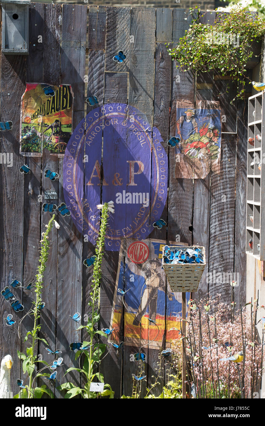 2017 RHS Chelsea Flower Show, arrosoir et persil avec stand'art de charme pour le jardin Banque D'Images