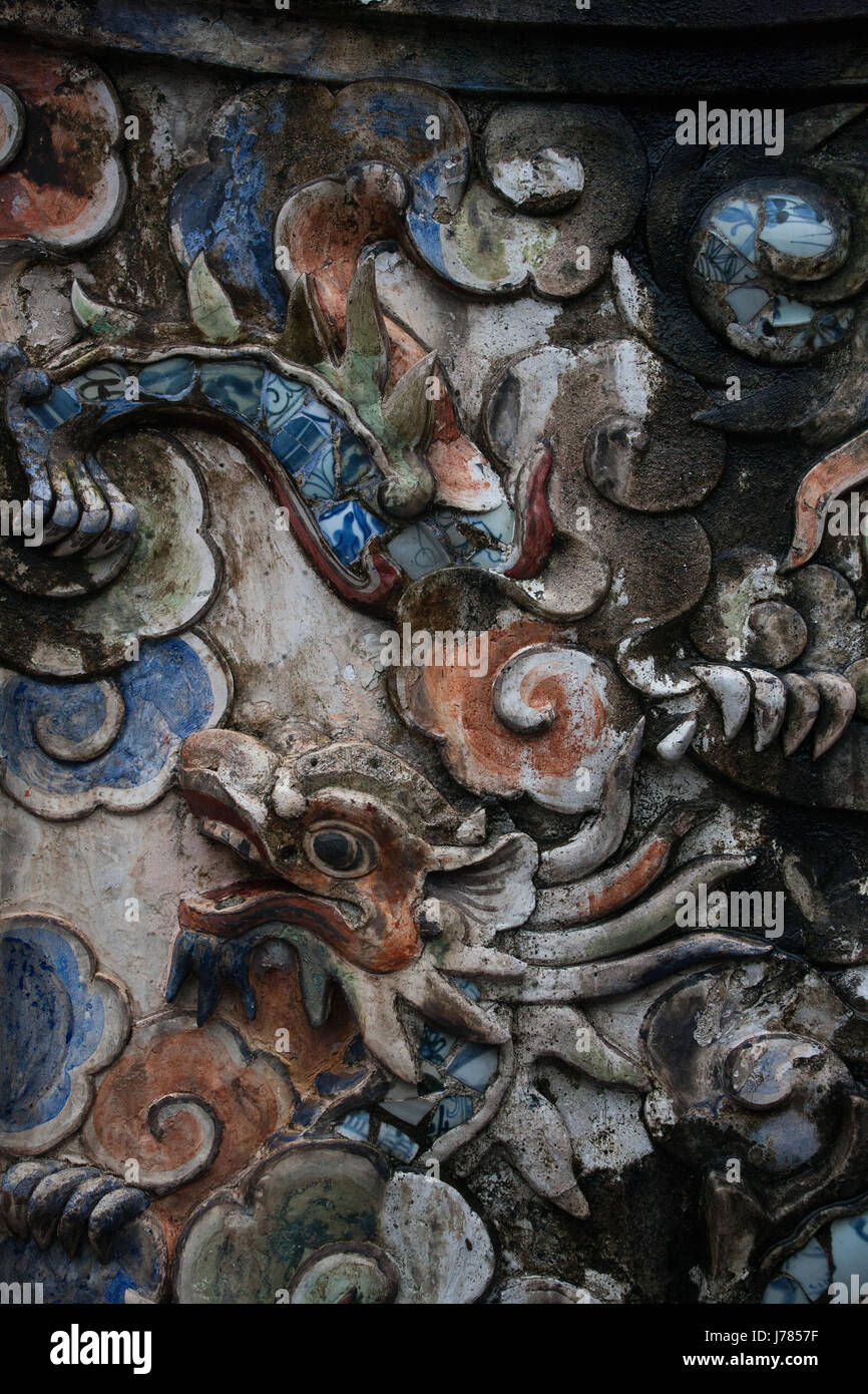 La figure d'un dragon sur le mur à l'intérieur de l'enceinte du tombeau de Tu Duc Hue, Vietnam Banque D'Images
