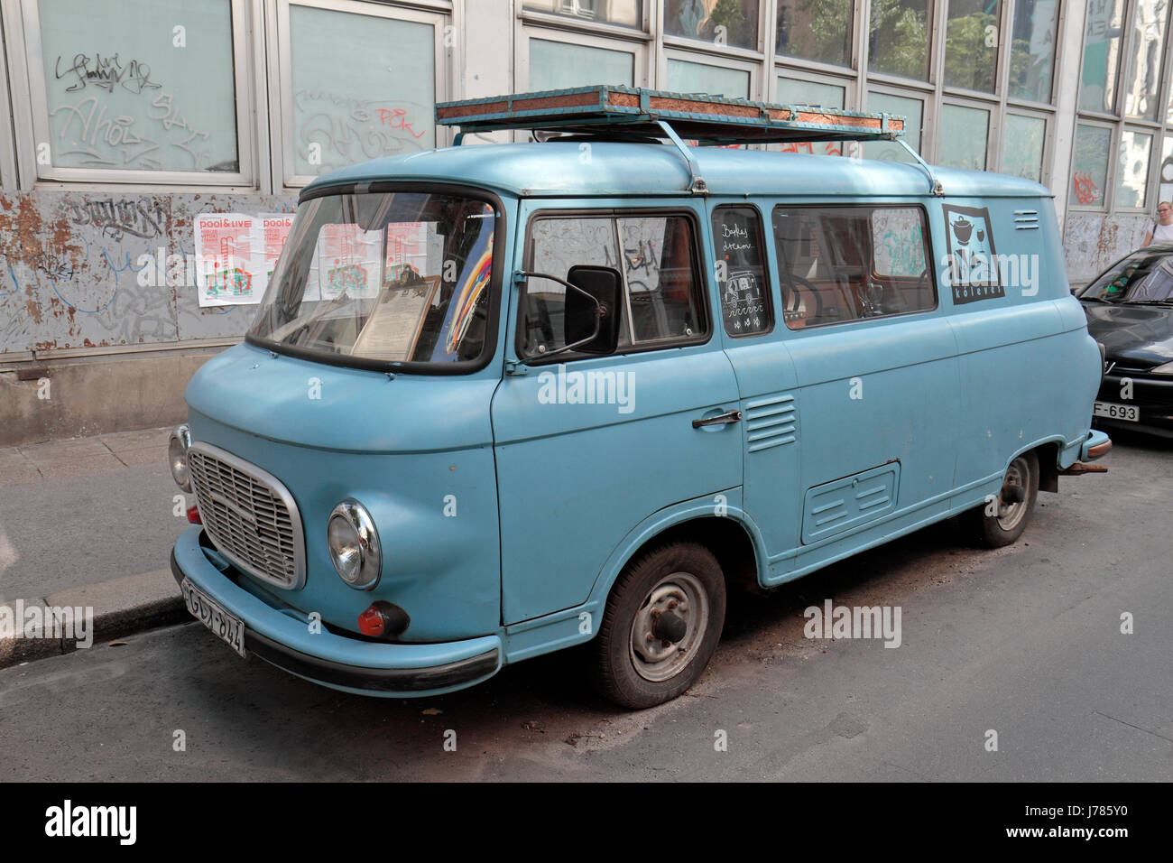 Une époque soviétique Barkas van stationné sur la rue à Budapest, Hongrie. Banque D'Images