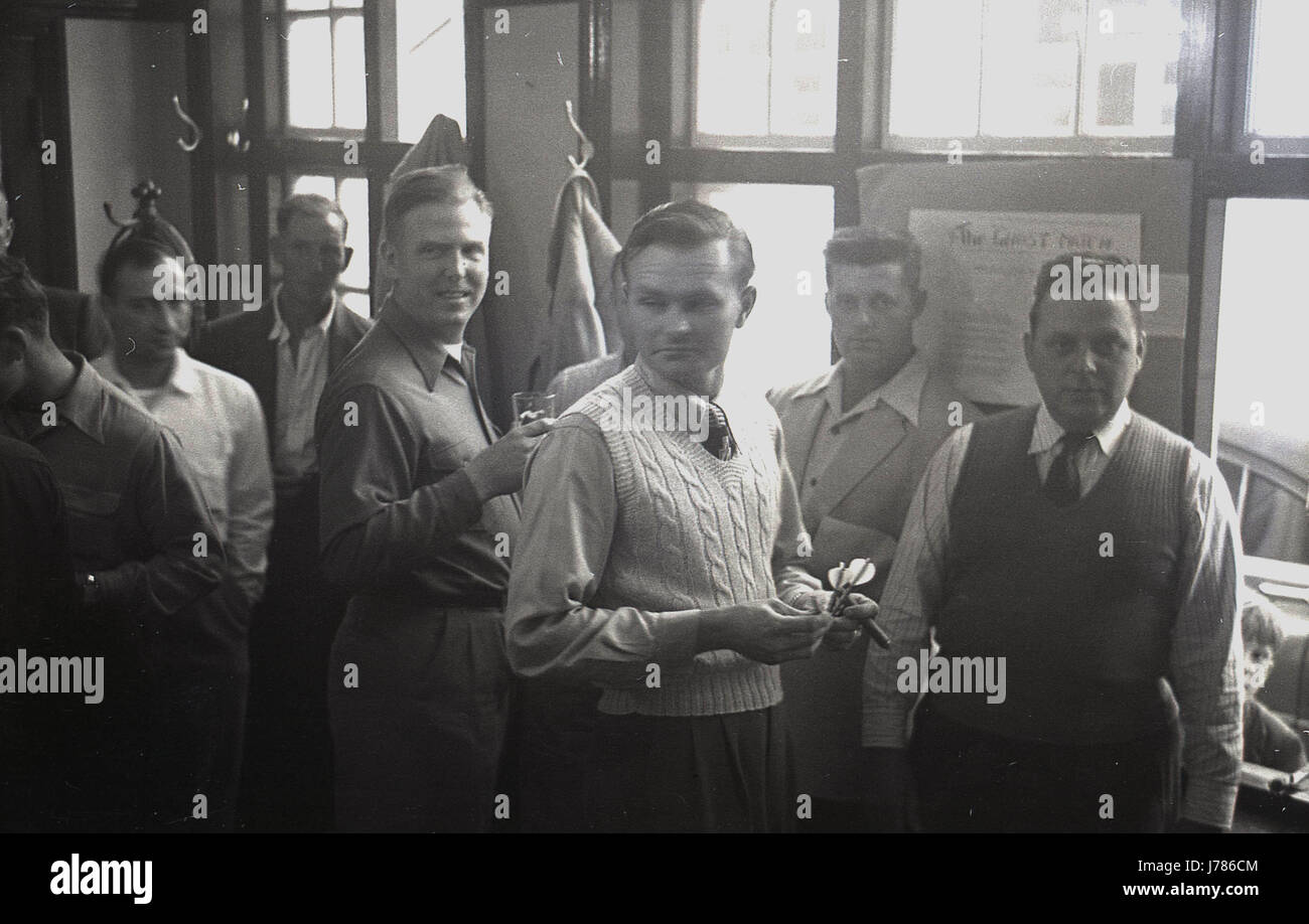 Annees 1950 L Angleterre Historique Les Hommes Dans Un Pub De Jouer A Un Jeu De Flechettes Un Dejeuner Populaire Apres Le Travail Ou Passe Temps Masculin A Cette Epoque Photo Stock Alamy