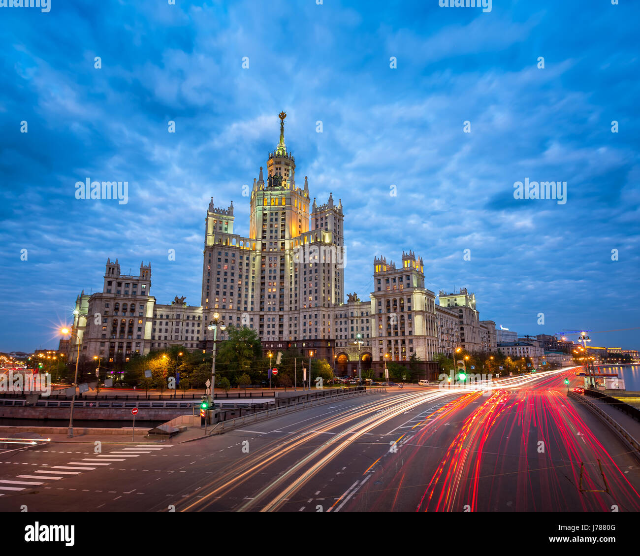 Kotelnicheskaya de construction de remblais, l'une des sept soeurs de Moscou le soir, Moscou, Russie Banque D'Images