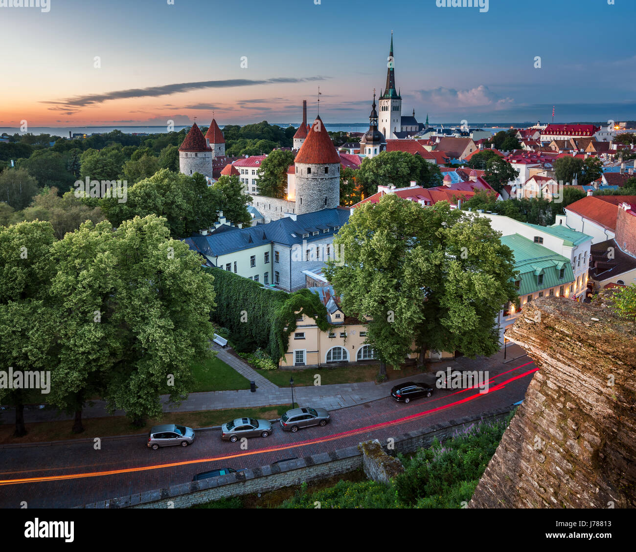 Vue aérienne de la vieille ville de Tallinn à partir de la colline de Toompea dans la soirée, Tallinn, Estonie Banque D'Images