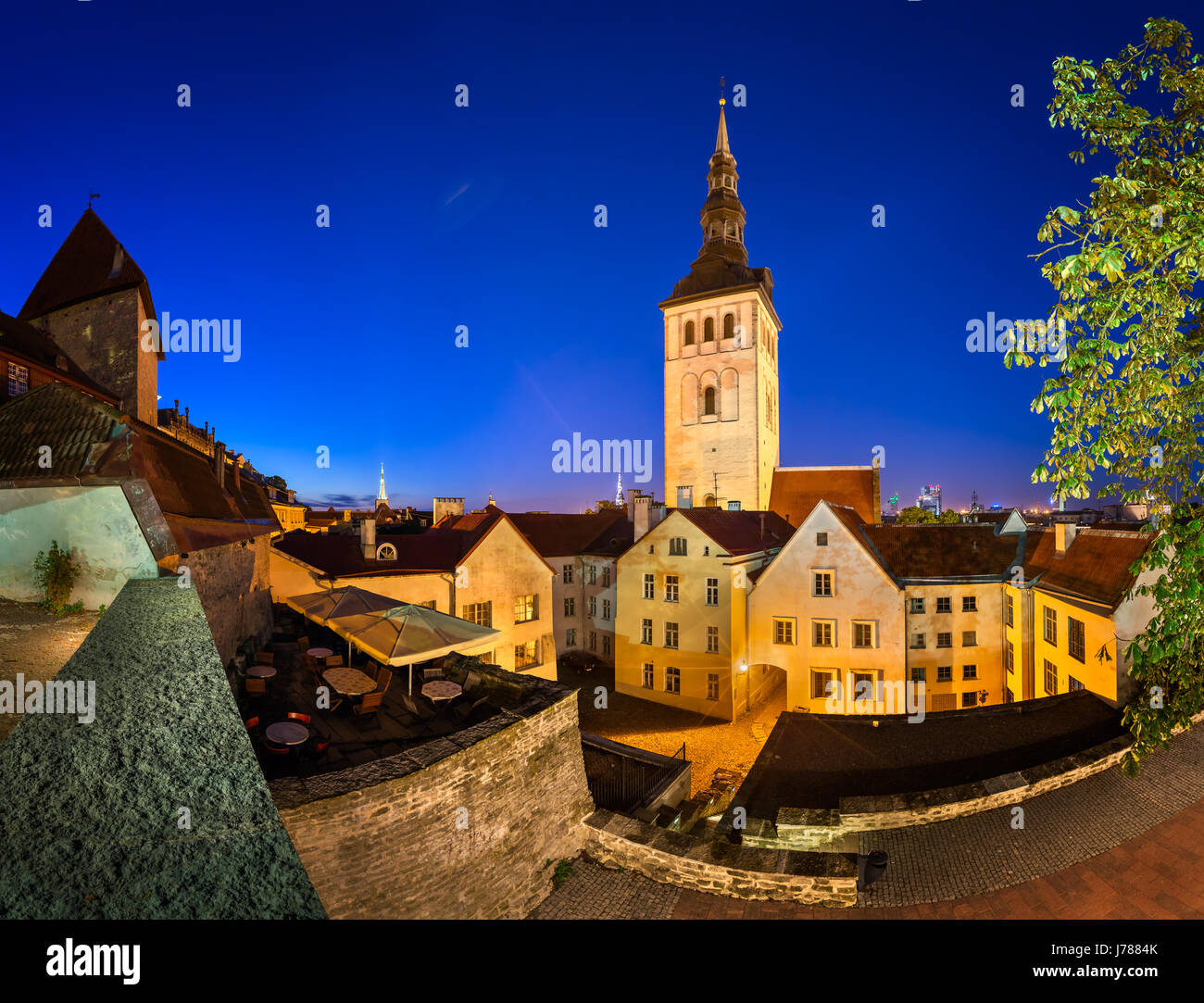 Soir Vue sur la vieille ville et de Saint Nicolas (église Niguliste) à Tallinn, Estonie Banque D'Images
