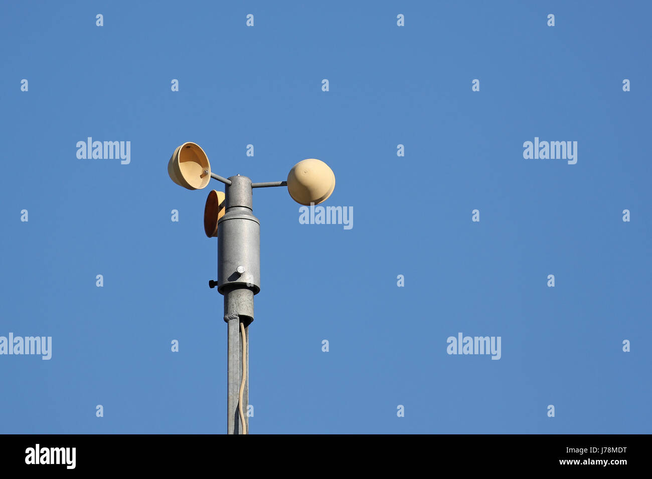 Anémomètre mesure la vitesse du vent avec de petites tasses poussé par le vent, comme un petit moulin contre un ciel bleu Banque D'Images