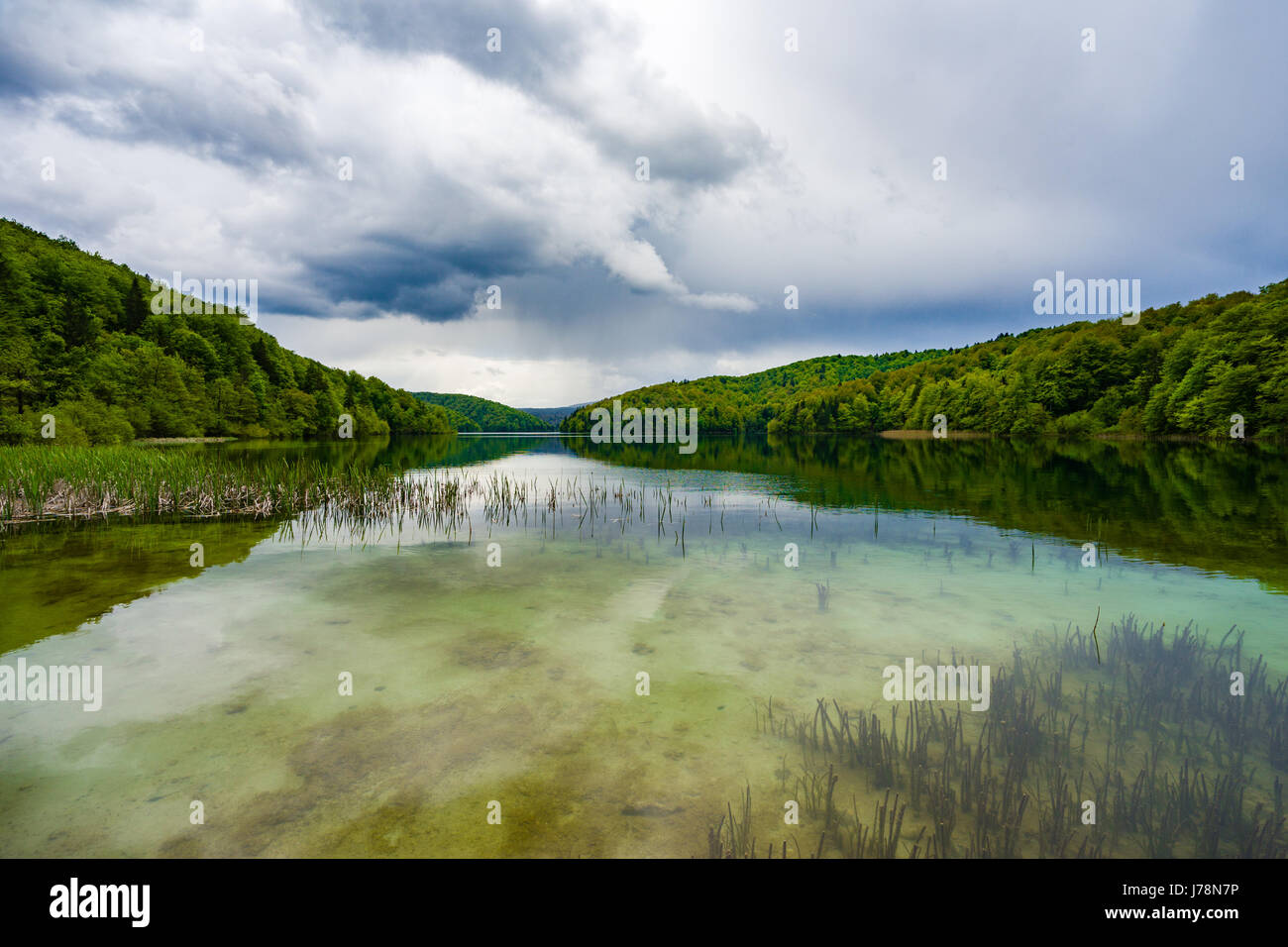 Les nuages de tempête approche le Plitivice lakes en Croatie, site du patrimoine mondial de l'Unesco. Banque D'Images