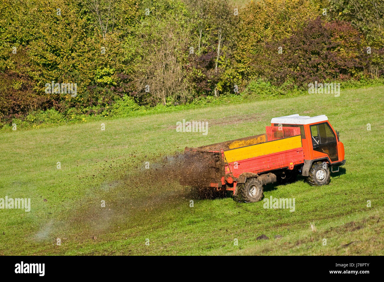 Domaine de l'agriculture l'agriculture tracteur agricole agriculteur du travail travail travail fertiliser shit Banque D'Images