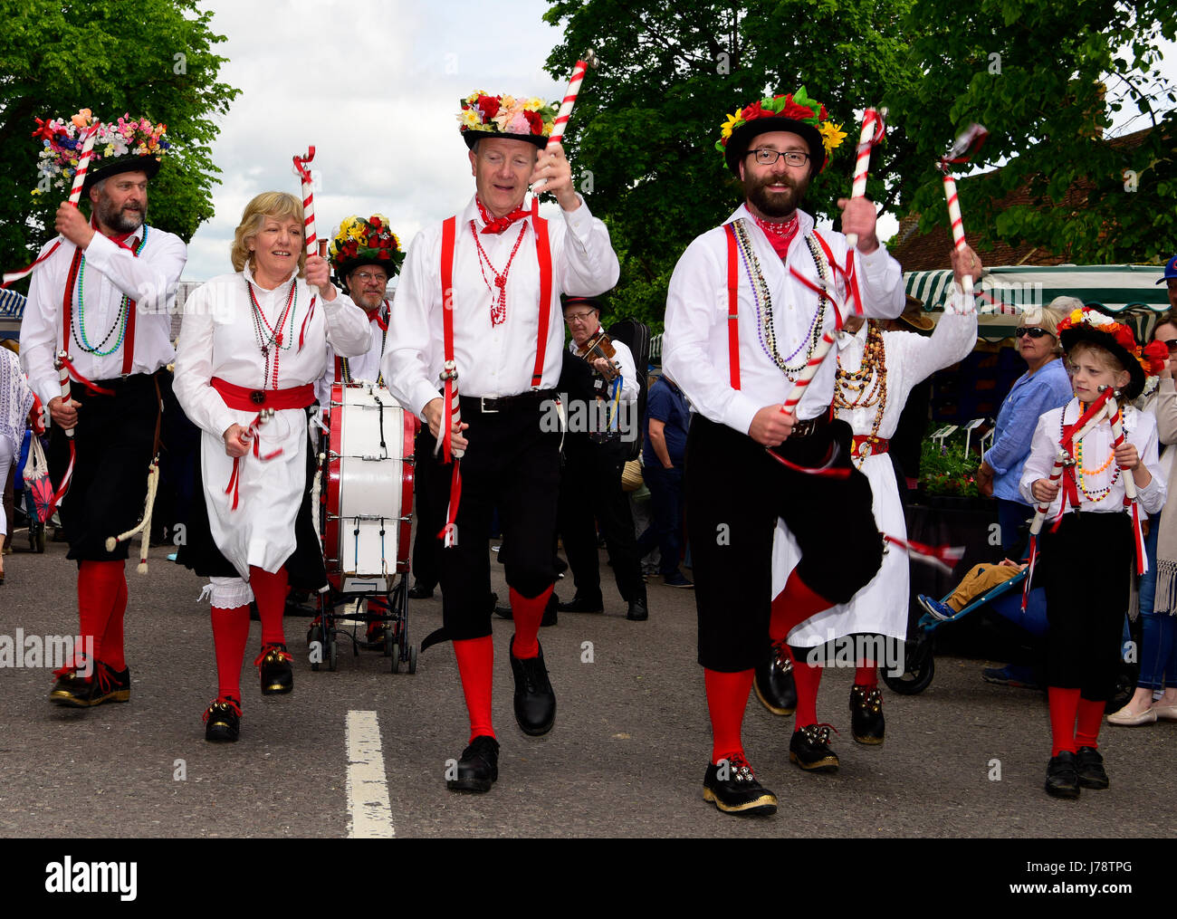 13e Festival annuel du cresson Alresford, danseurs défilent dans la ville le long de Broad Street, Alresford, Hampshire, Angleterre. Banque D'Images