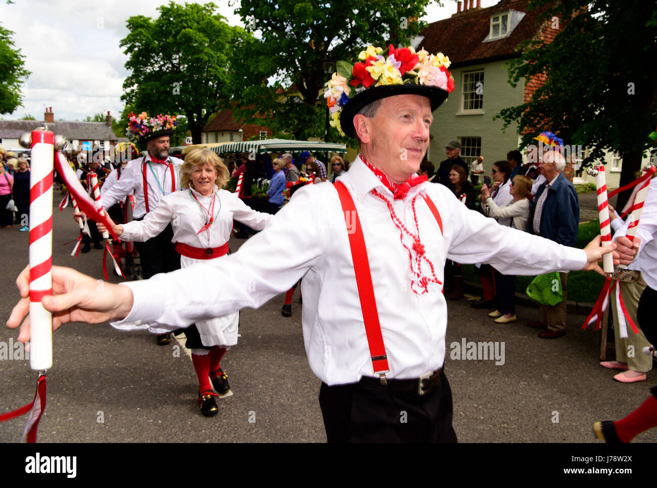 Alresford, 13e Festival annuel du cresson, danseurs défilent dans la ville le long de Broad Street, Alresford, Hampshire, Angleterre. Banque D'Images
