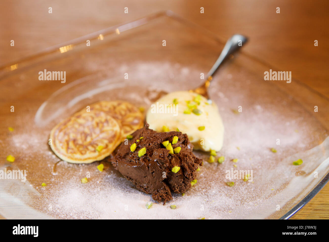 Mousse au Toblerone servi à Interlaken en Suisse. Le plat de chocolat caractéristiques de ce qui a été à l'origine fabriqué dans le canton. Banque D'Images