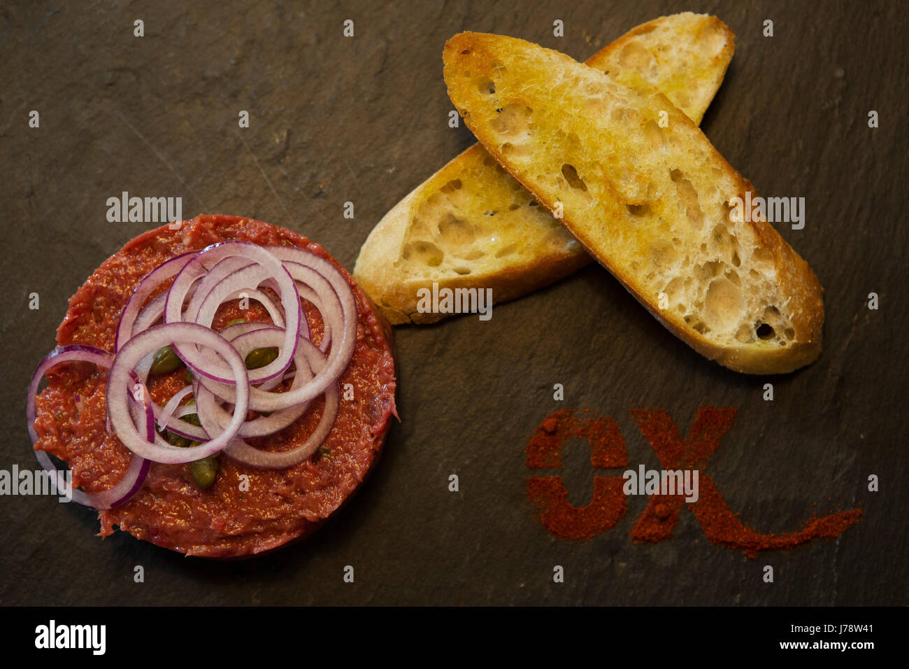 Tartare de boeuf servi servi à Interlaken en Suisse. Le plat est accopanied avec du pain grillé et l'oignon. Banque D'Images