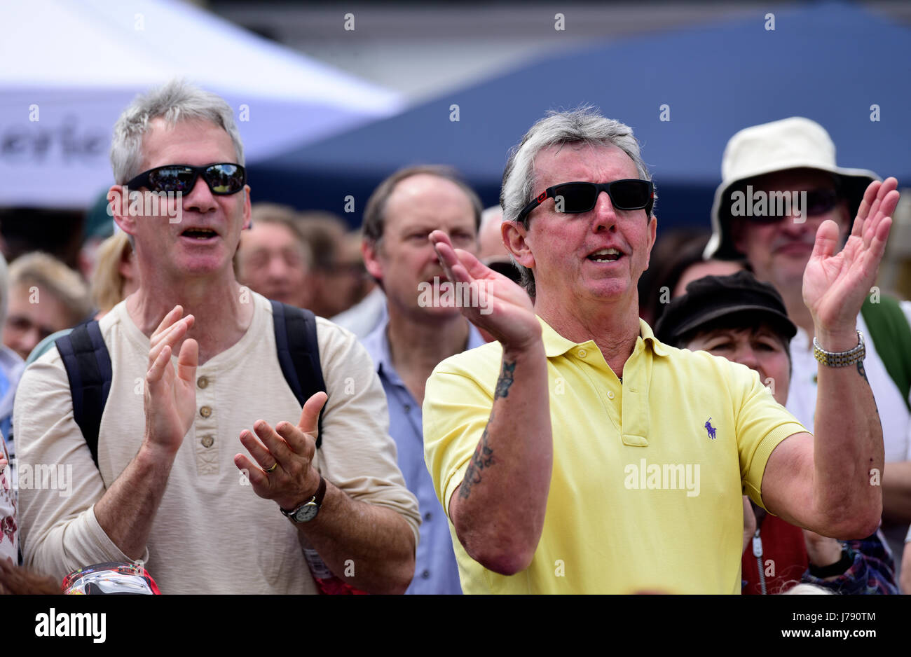 13e Festival annuel de Alresford Cresson, festivaliers profiter de l'animation musicale à l'événement, Alresford, Hampshire, Angleterre. 21.05.2017. Banque D'Images