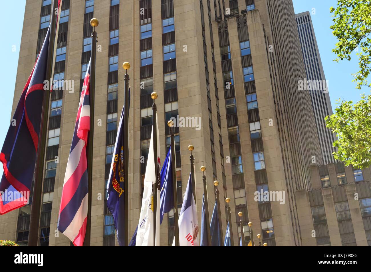 Rangée de drapeaux au Rockefeller Plaza international Banque D'Images