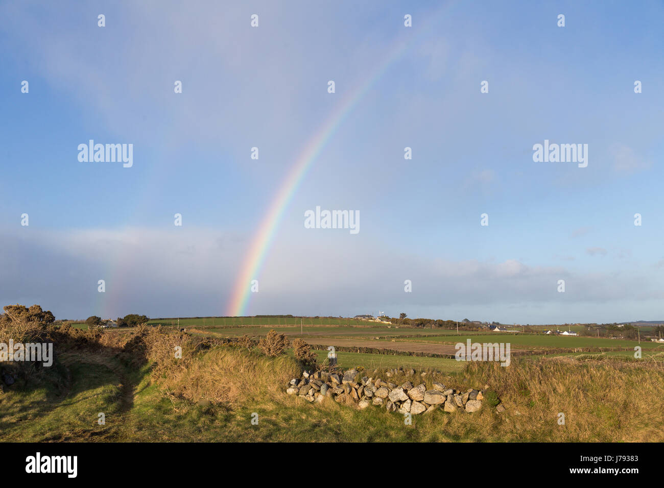 Double arc-en-ciel en milieu rural campagne irlandaise Banque D'Images