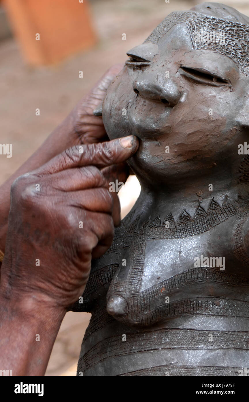 Art sculpture main mains Afrique Afrique de l'artisan sculpteur argile  créer Photo Stock - Alamy
