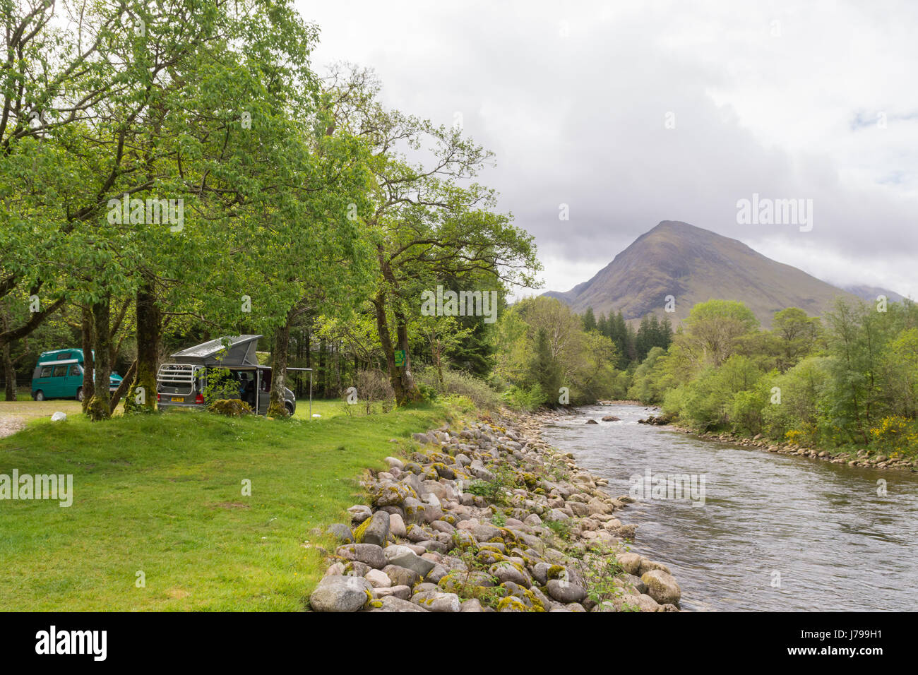 Un camping-car, par la rivière de l'Europe, l'Écureuil rouge camping, Glencoe, Ecosse, Royaume-Uni Banque D'Images