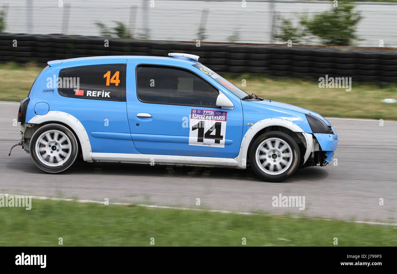 KOCAELI, TURQUIE - 14 MAI 2017 : Refik Bozkurt durs Renault Clio Sport lors des championnats de voitures de tourisme turc. Banque D'Images