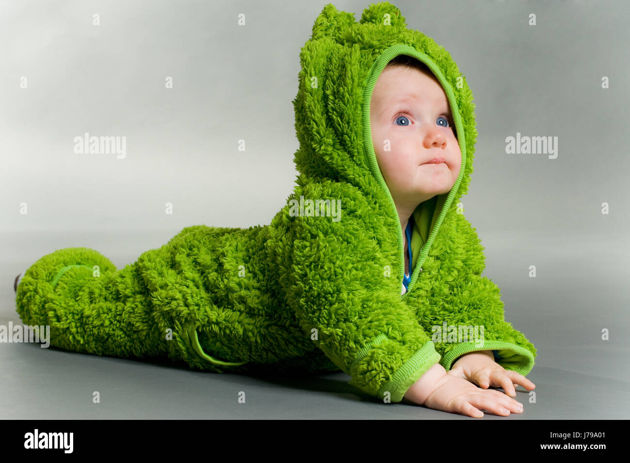 Capot vert bébé enfant déguisé costume costume bleu vêtements vêtements tout-petits Banque D'Images