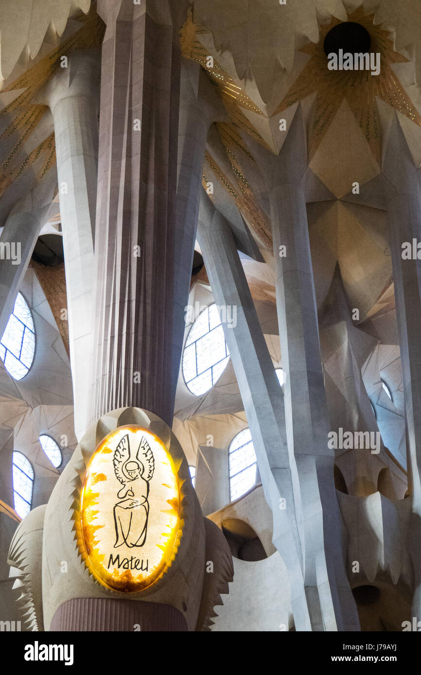 Grand ovale décoratif d'art commémorant les apôtres sur le haut des colonnes de la Sagrada Familia à Barcelone en Espagne. Banque D'Images