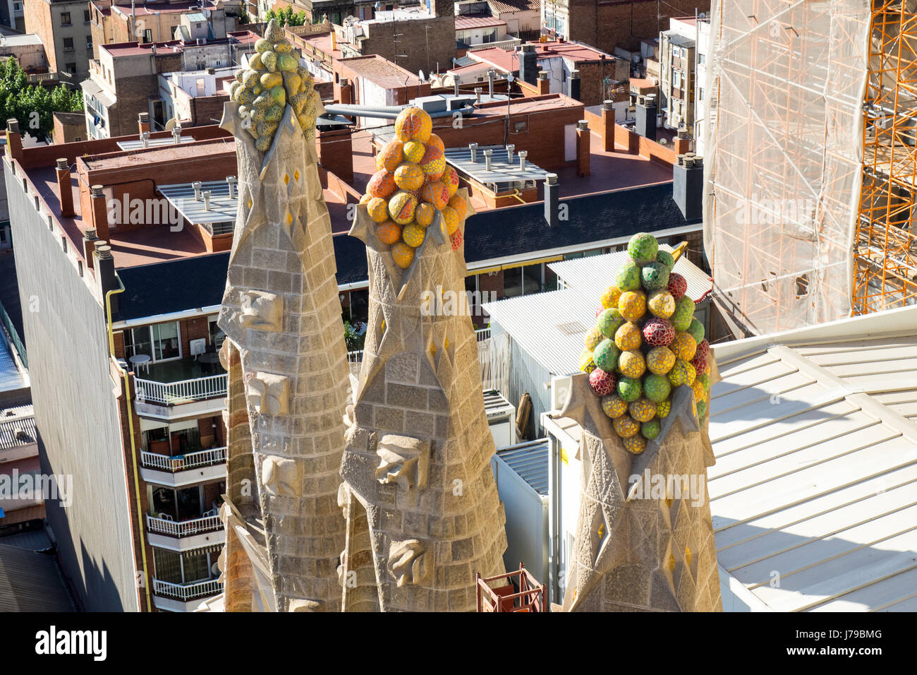 Sculptures ornementales sur les sommets de trois clochers de la Sagrada Familia à Barcelone en Espagne. Banque D'Images
