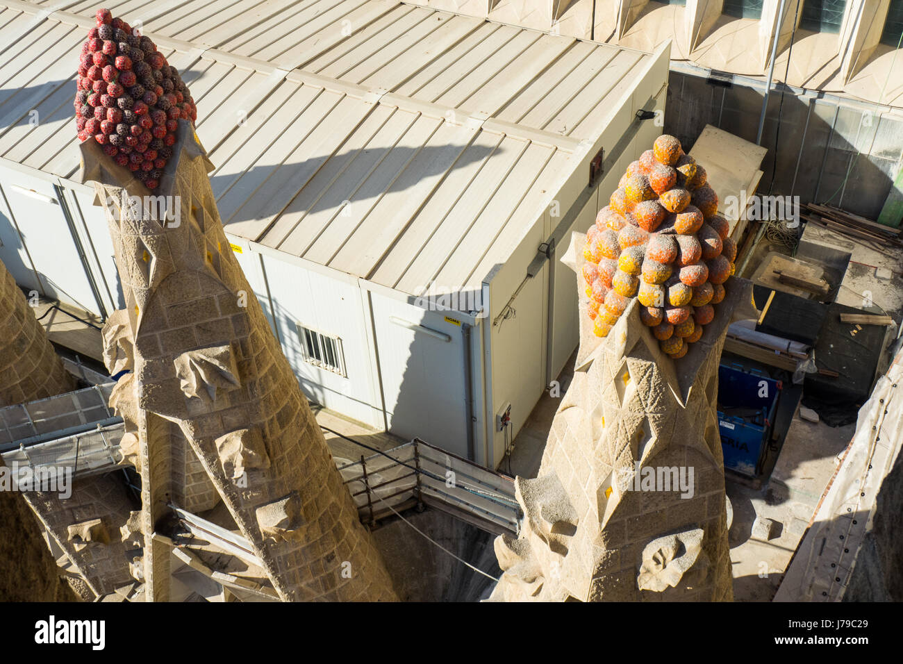 Sculptures ornementales sur les sommets de deux clochers de la Sagrada Familia à Barcelone en Espagne. Banque D'Images
