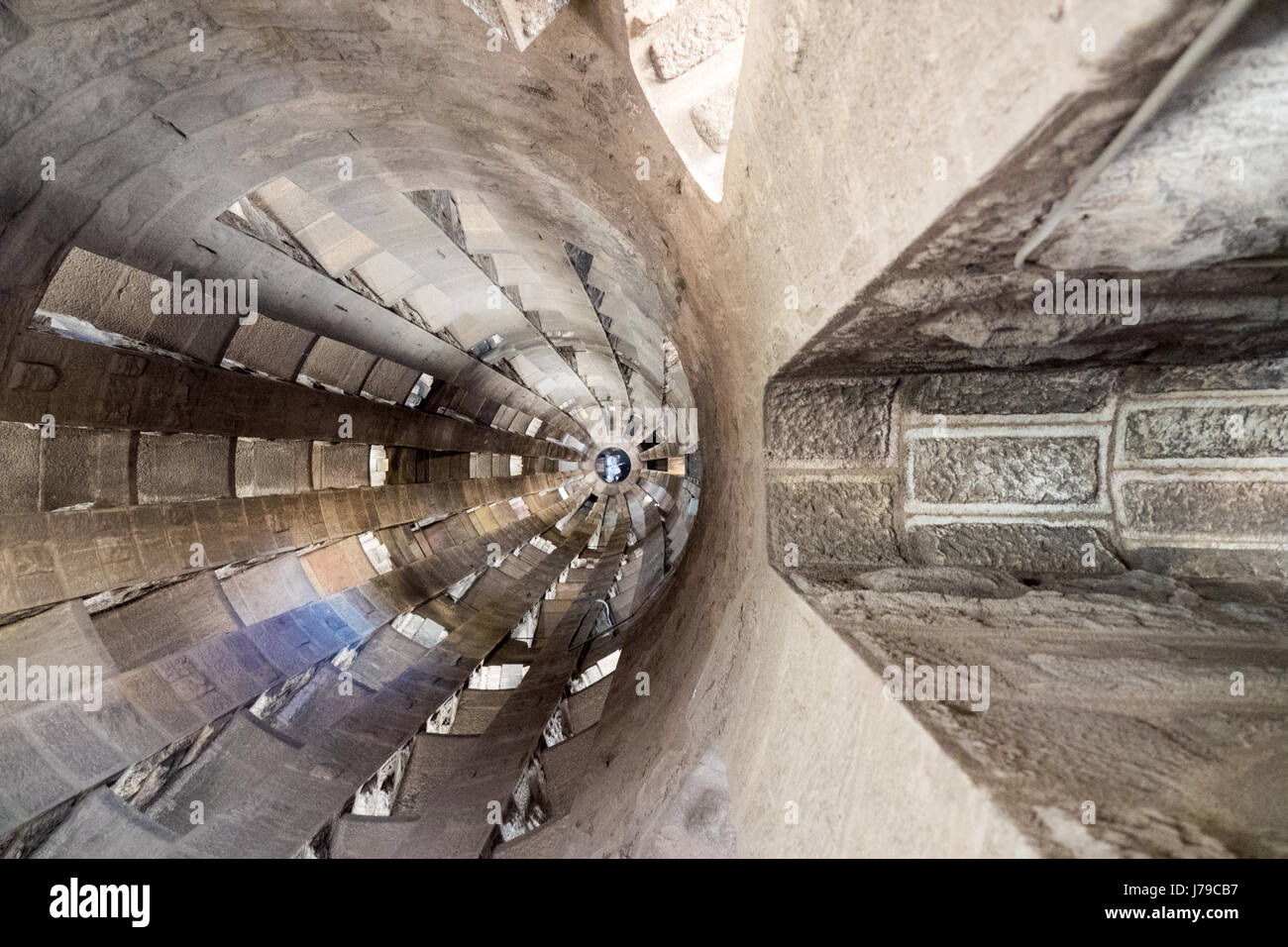 Regardant vers le haut de l'aspect interne de l'un des clochers de la Sagrada Familia. Banque D'Images