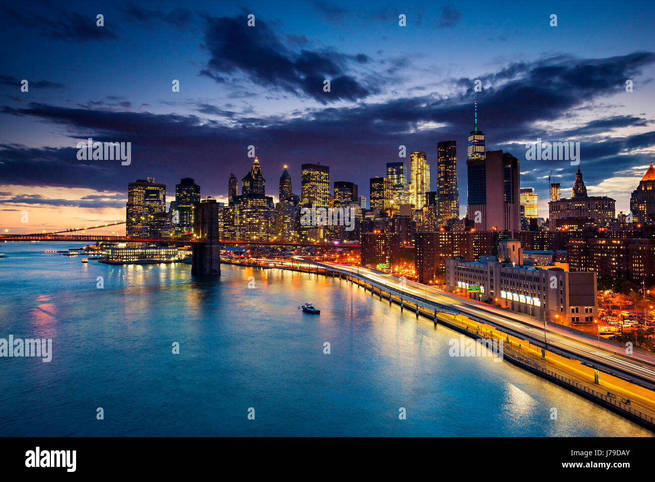 New York city skyline.Vue de Broklyn pont sur l'East River et de Manhattan au coucher du soleil Banque D'Images