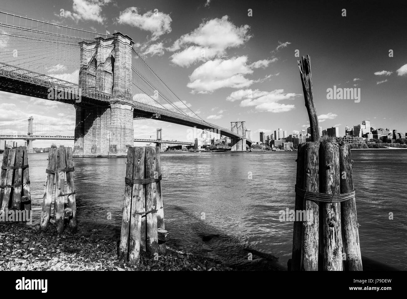 La ville de New York, pont de Brooklyn, East River, noir & blanc Banque D'Images