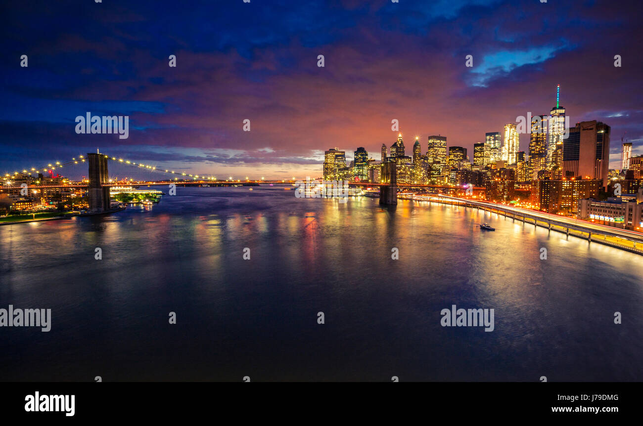 New York city skyline.Vue de Broklyn pont sur l'East River et de Manhattan de nuit Banque D'Images