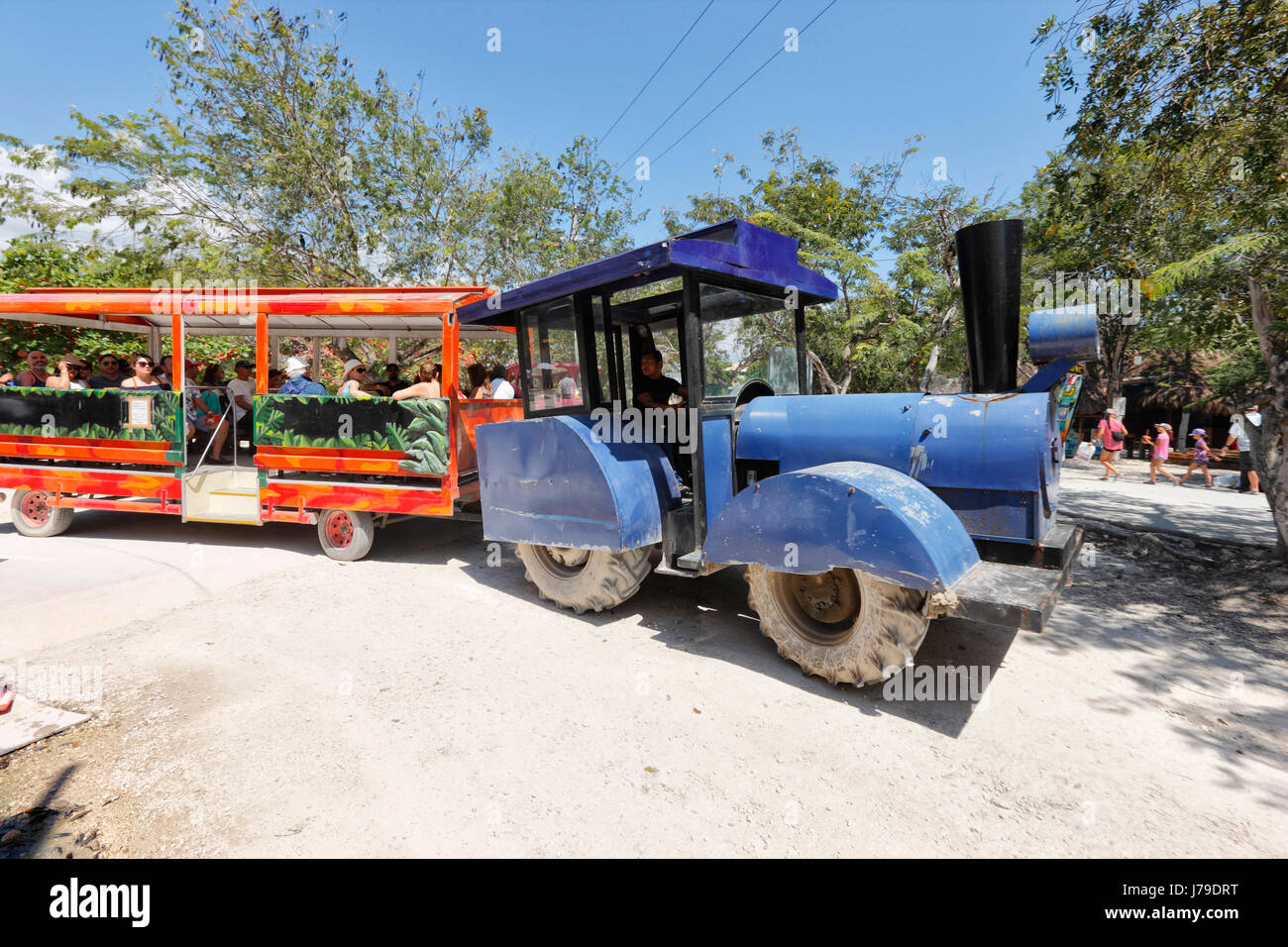 Tulum, Mexique, train de remorque de route à l'entrée de Tulum Rouins Banque D'Images