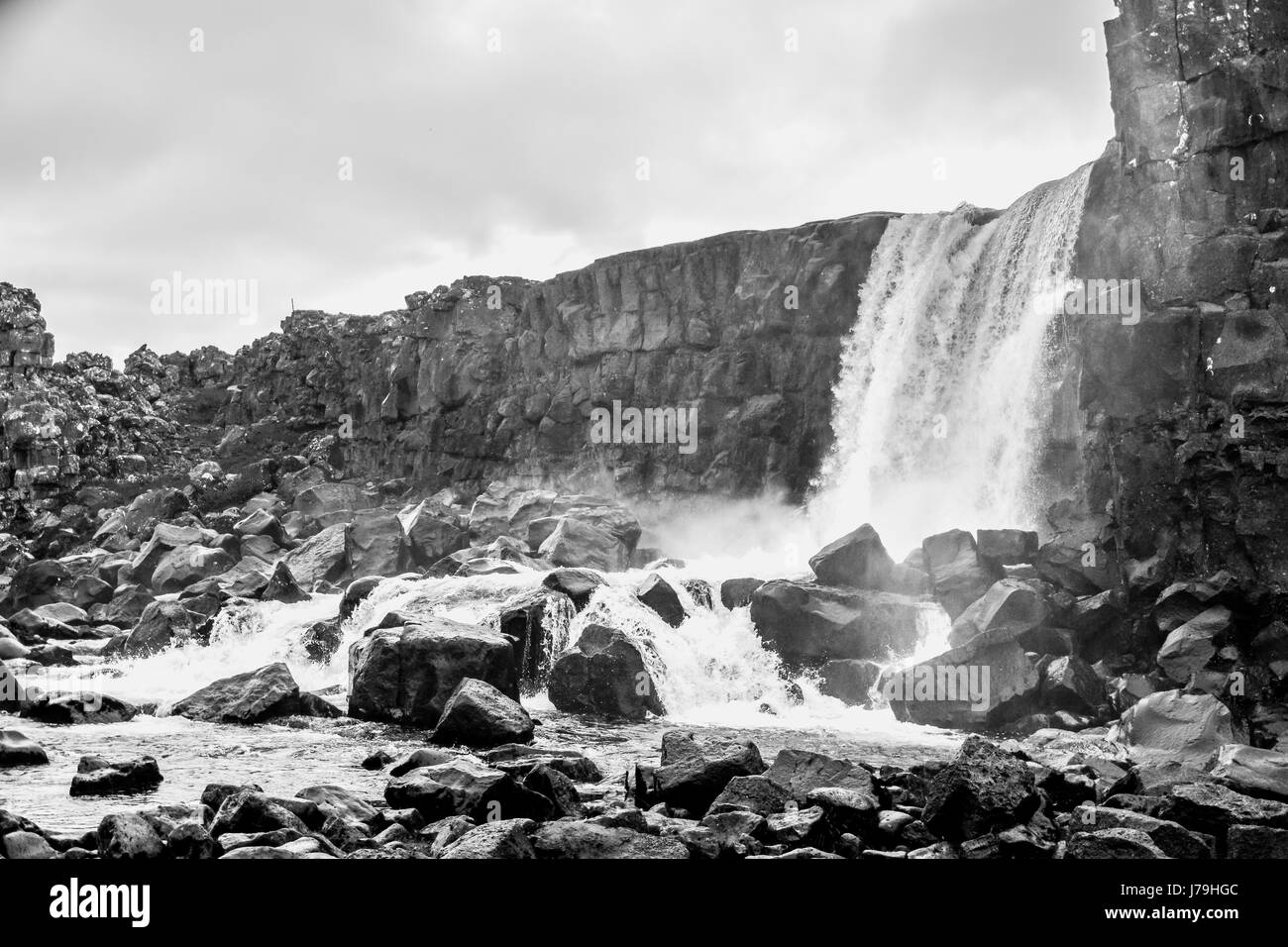 En cascade Oxararfoss Pingvellir ou le Parc National de Thingvellir en Islande en été - photo en noir et blanc Banque D'Images