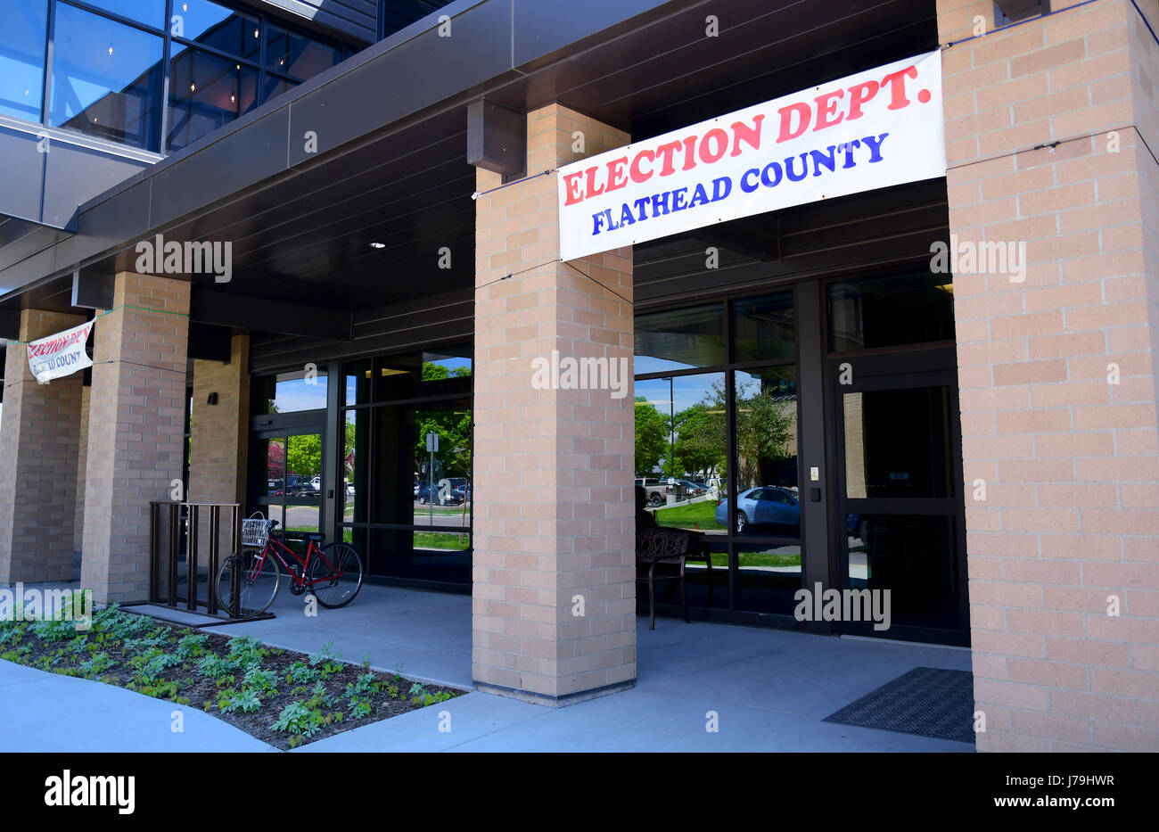 Kalispell, Montana, USA - Le 23 mai 2017 : banner est suspendu au-dessus de la porte de la Flathead comté département des élections pour annoncer la locati Banque D'Images