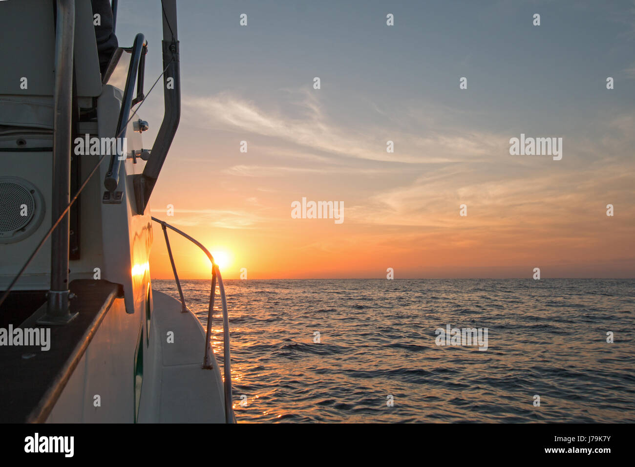 Vue de l'orange-jaune des pêcheurs le lever du soleil sur la mer de Cortes pendant la pêche tôt le matin au nord de Cabo San Lucas Baja Mexique BCS Banque D'Images