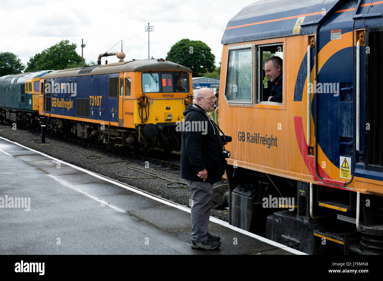 Conducteur d'une locomotive classe 66 chatting at le Festival du printemps à l'Diesel Severn Valley Railway, Kidderminster, UK Banque D'Images