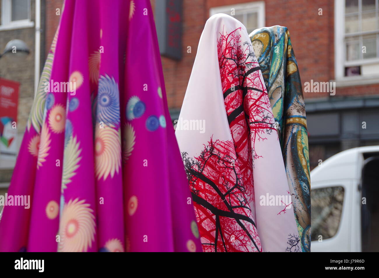 Rouleaux de foulard coloré et sari pour vendre sur un tissu décroche à Chalton Street Market à Londres UK Banque D'Images