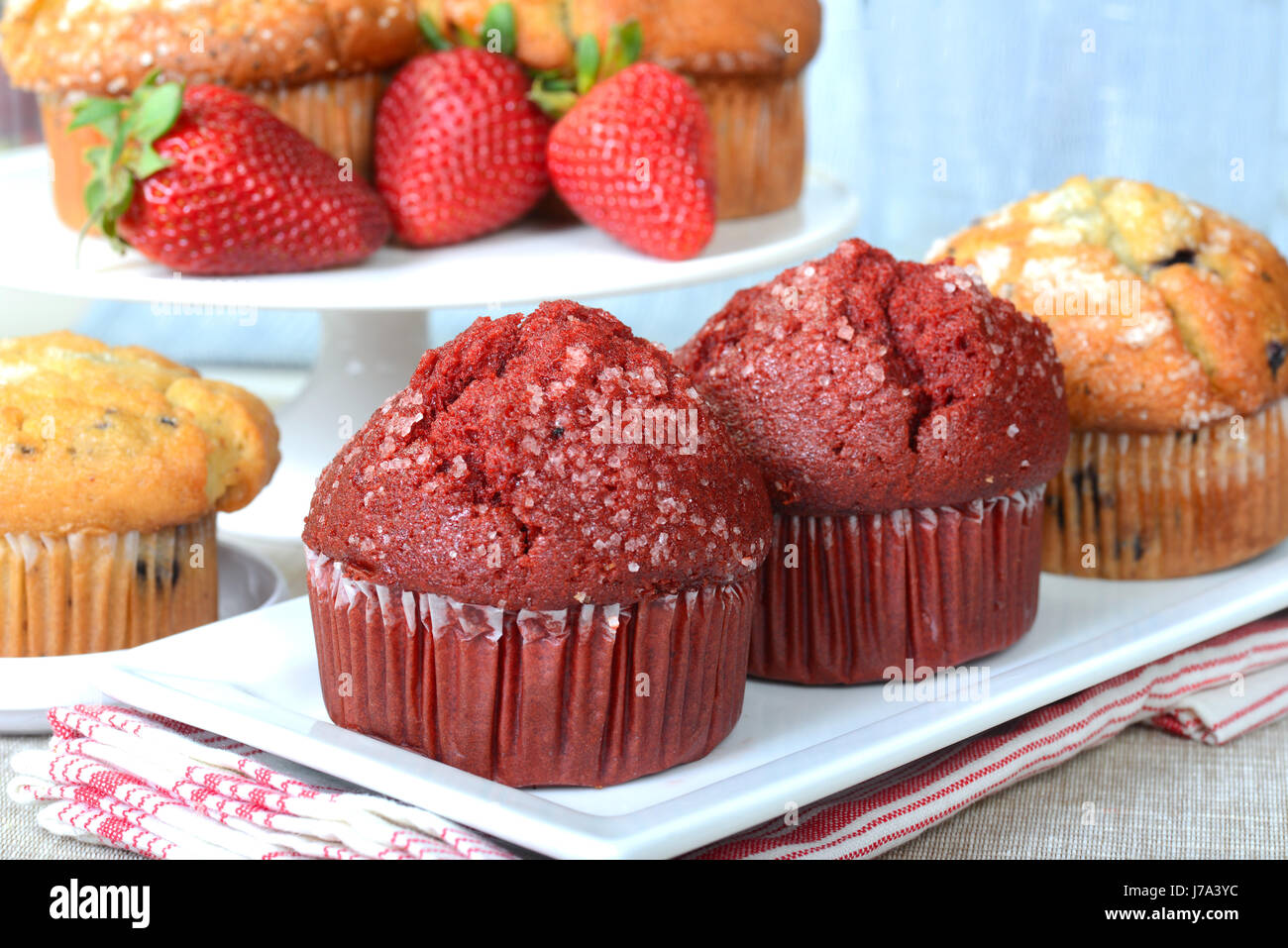 Variété de délicieux muffins petit déjeuner servi sur des plateaux avec des fraises Banque D'Images