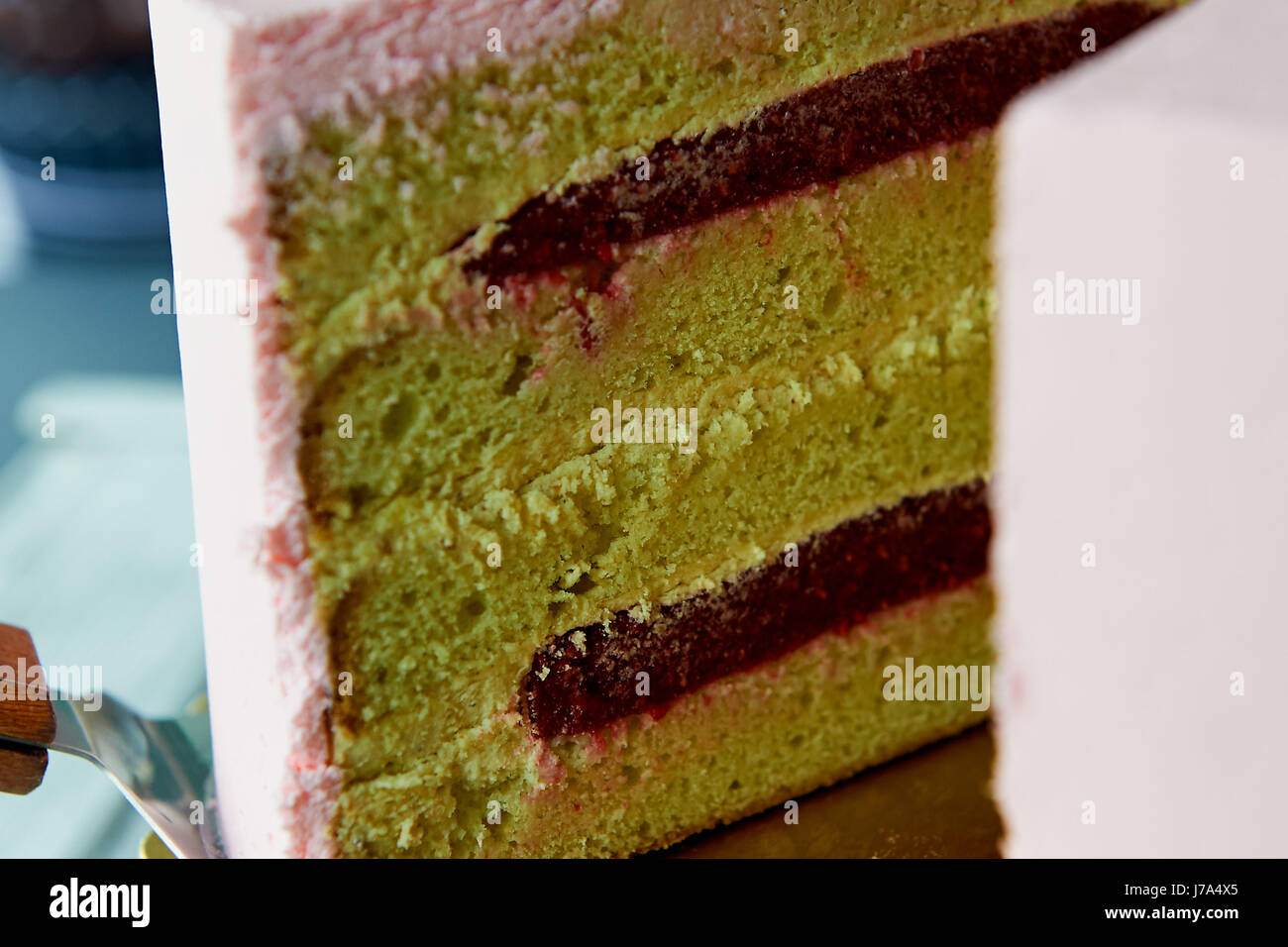 Couper Un Gateau Rose Dans Un Style Minimaliste Sans Ornements Remplissage Avec De La Confiture Photo Stock Alamy