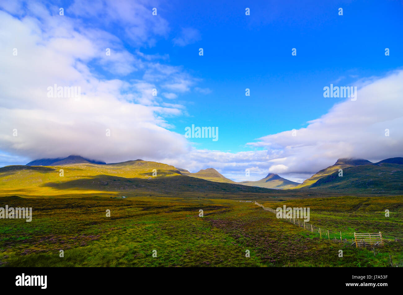 Vue panoramique sur les montagnes et les prairies, Inverpolly, Ecosse, Royaume-Uni Banque D'Images