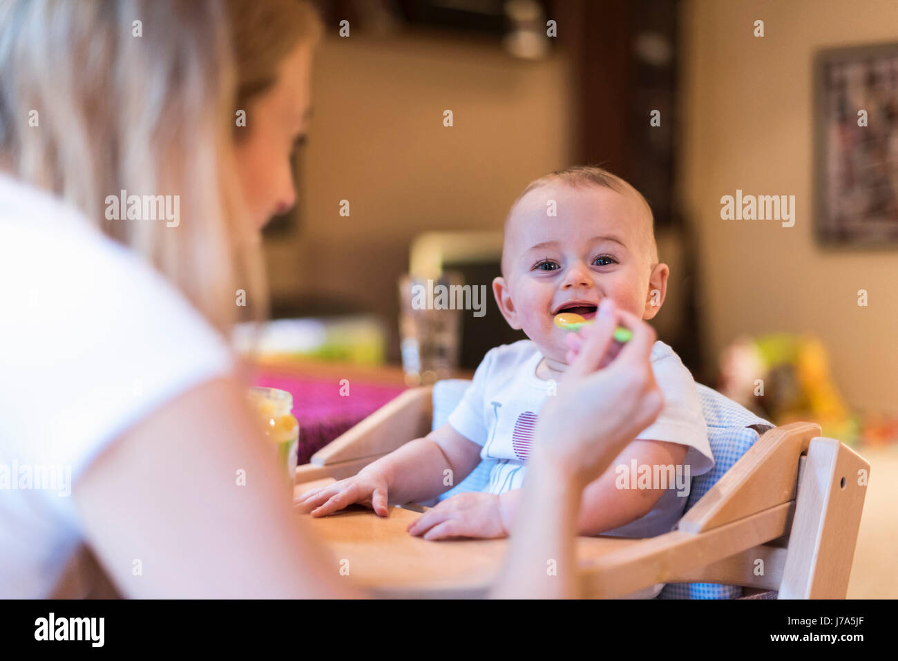 L'alimentation de la mère son bébé à la maison Banque D'Images