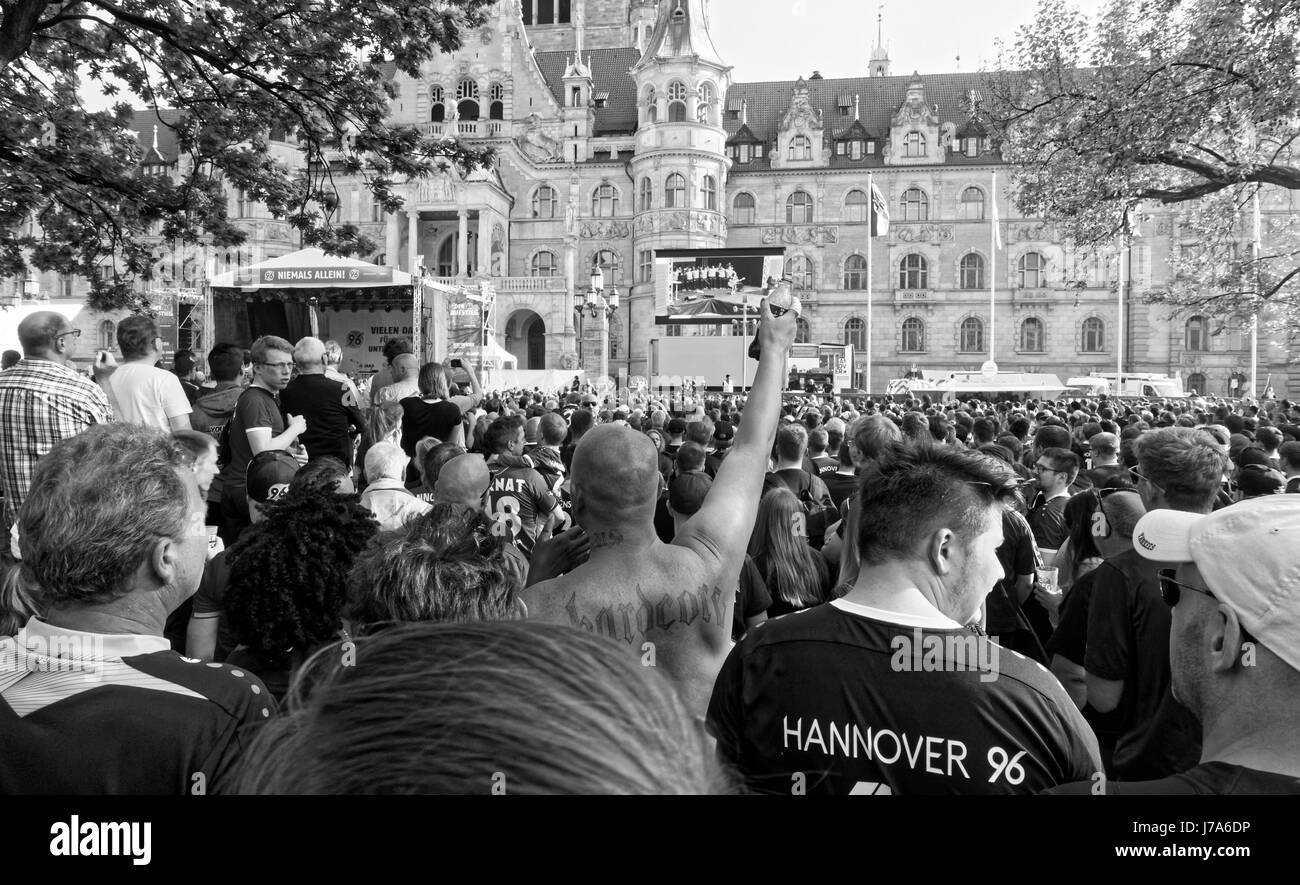 Hannover 96 startet die offizielle Aufstiegsparty am Montag auf dem Trammplatz vor den Rathaus Banque D'Images