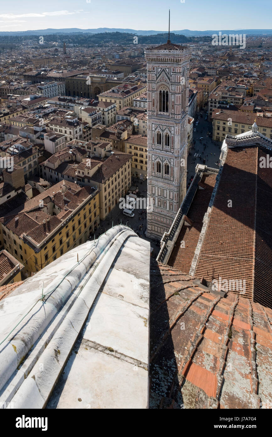 Italie, Toscane, Florence, la cathédrale Santa Maria del Fiore, le campanile de Giotto à partir du haut du dôme de Brunelleschi Banque D'Images