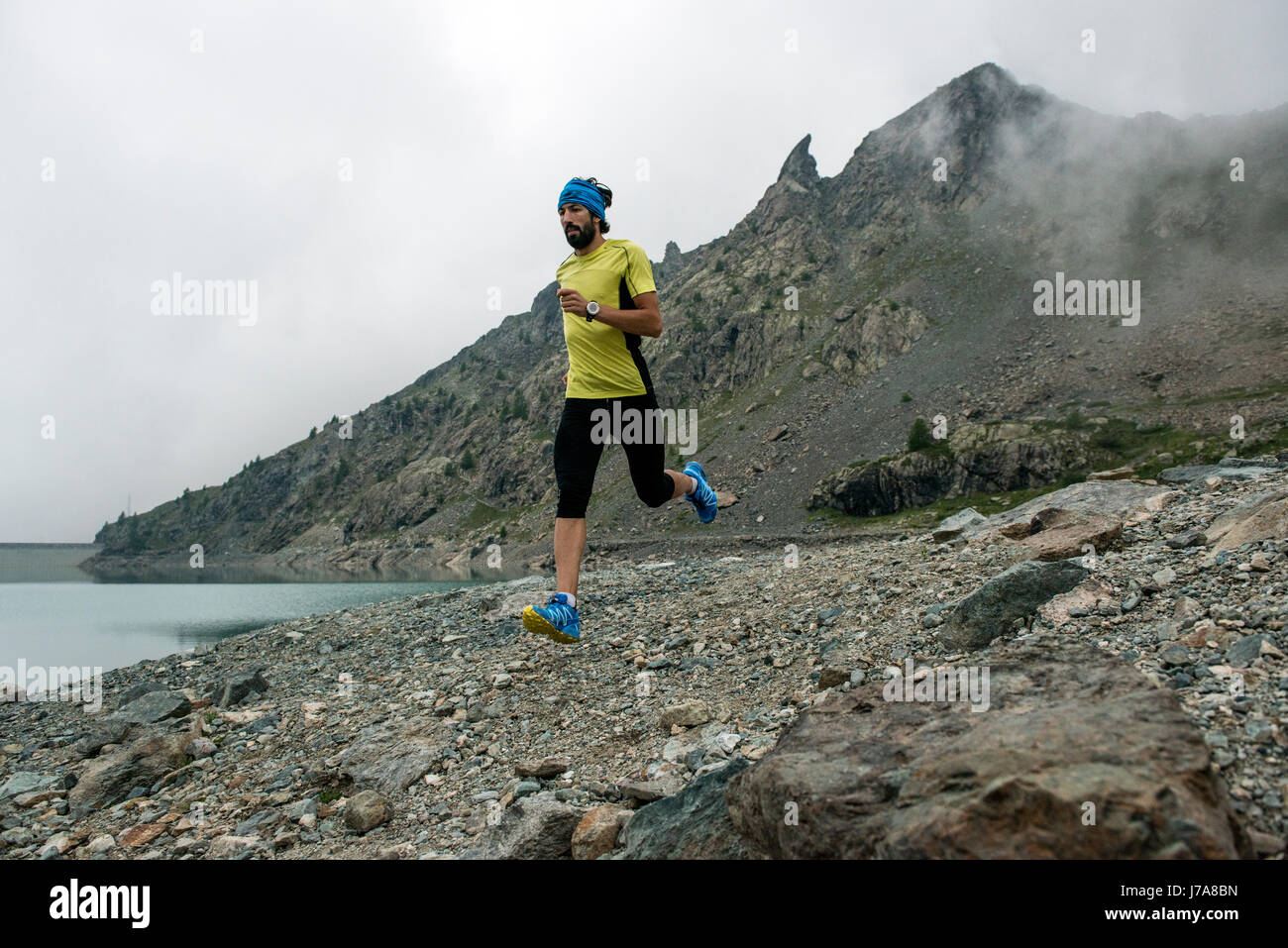 L'Italie, Alagna, Trail Runner en déplacement à un lac près de Monte Rosa massif de montagne Banque D'Images