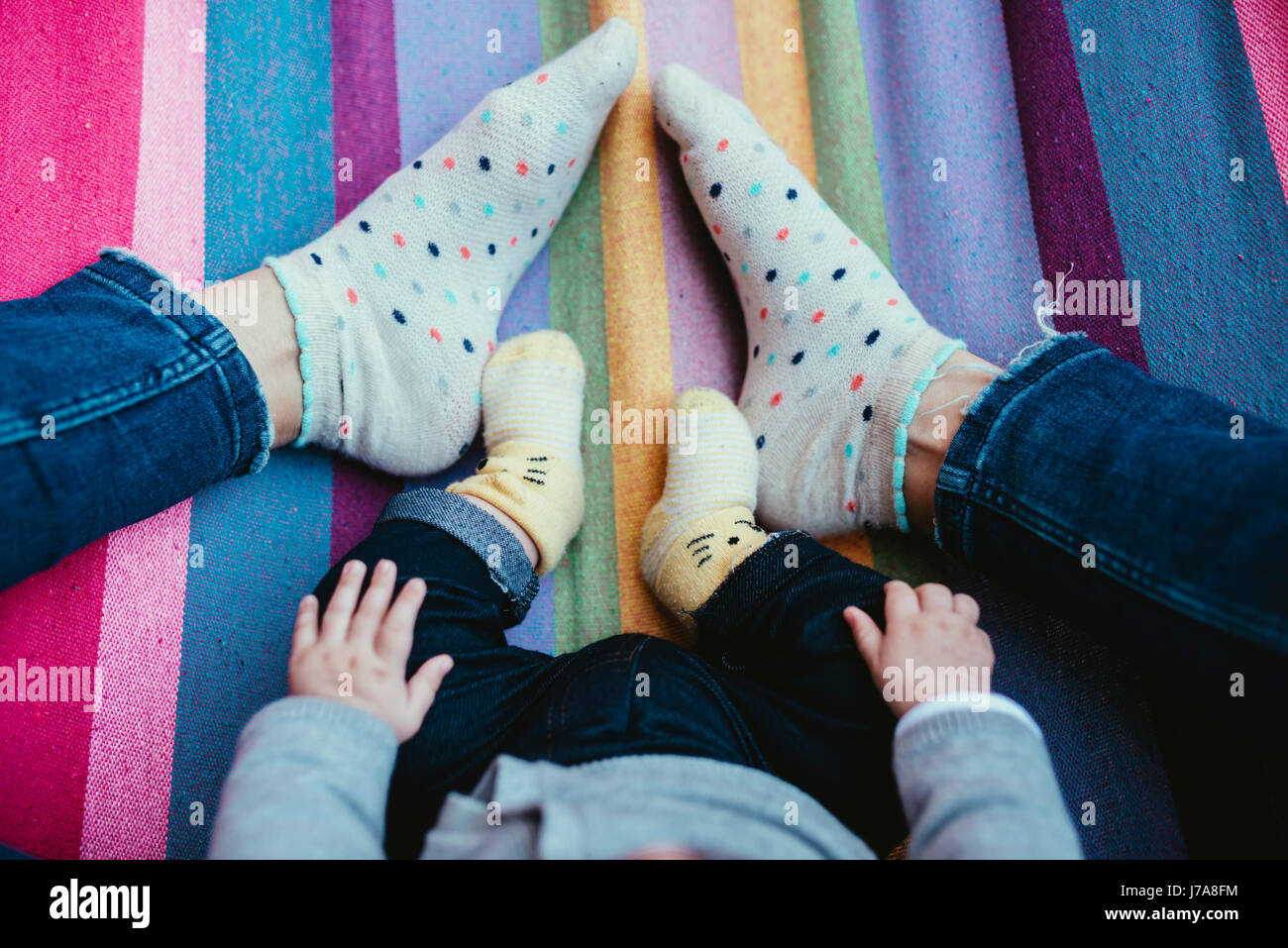 Pieds de la mère et du bébé fille sur un hamac Banque D'Images