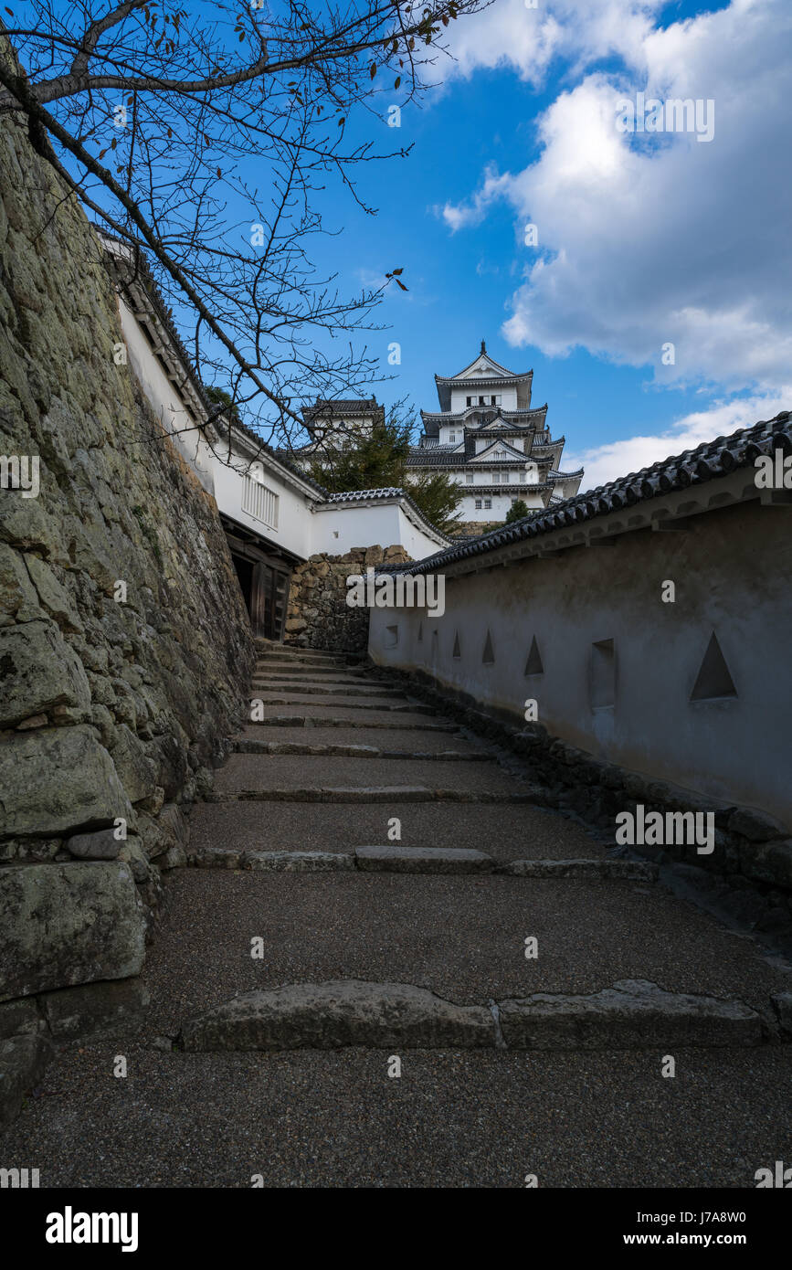 Vue sur le chemin de l'escalier qui mène à l'hotel, qui se trouve en haut de la colline, près de toucher le visage bouffi, les nuages blancs. Banque D'Images