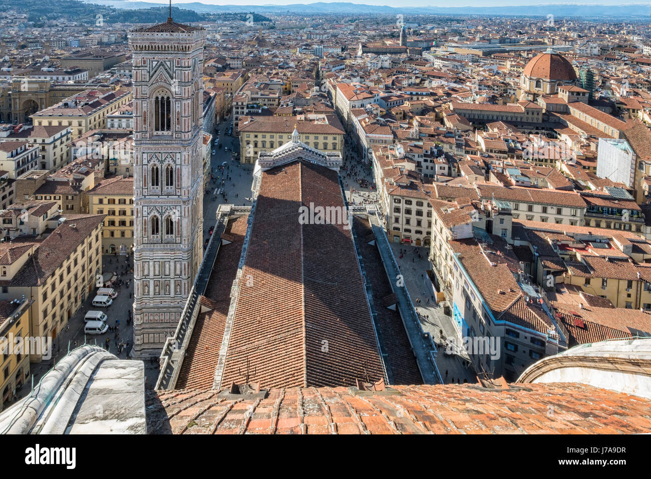 Italie, Toscane, Florence, la cathédrale Santa Maria del Fiore, le campanile de Giotto à partir du haut du dôme de Brunelleschi Banque D'Images