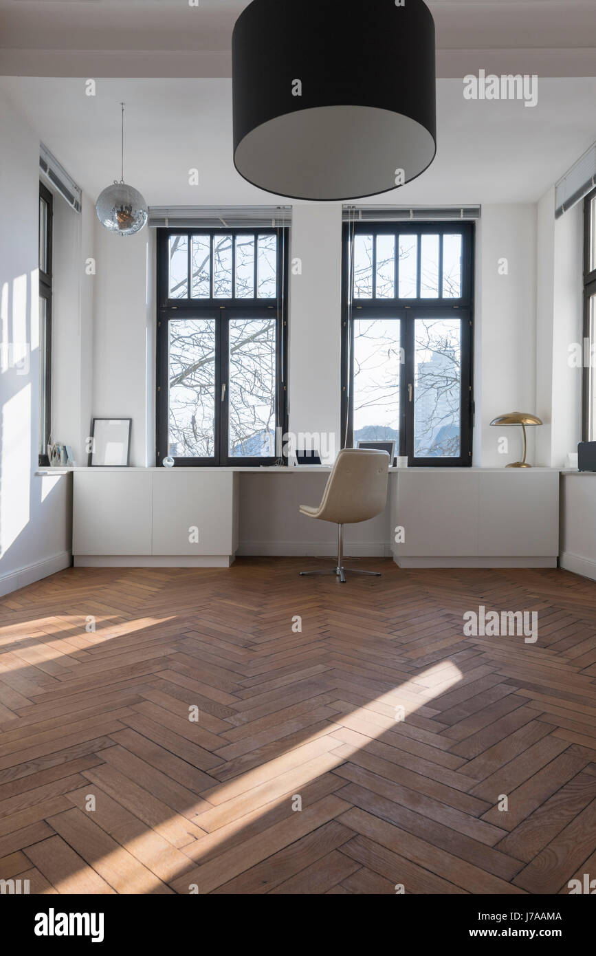 Salle vide avec une chaise et une grande fenêtre panoramique Banque D'Images