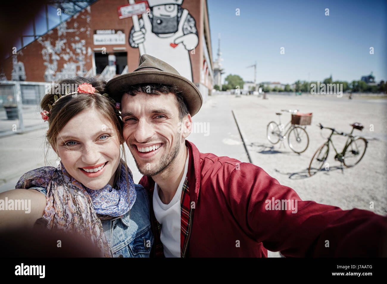 Allemagne, Hambourg, St Pauli, Couple taking selfies Banque D'Images